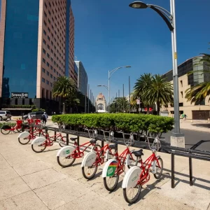 Avenida Reforma, al fondo el Monumento a la Revolución Mexicana, Ciudad de México.